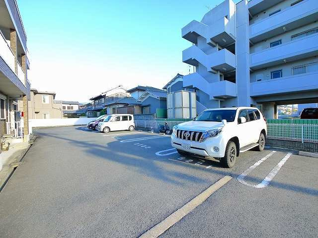 イーストアルカディアの駐車場|駐車スペースもあります