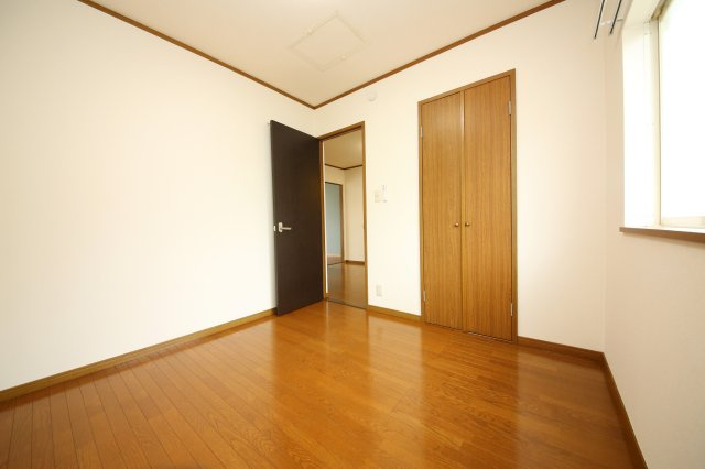 ドミールたかねB棟の洋室