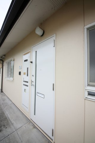 ドミールたかねB棟の玄関
