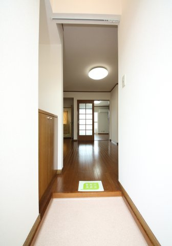 ドミールたかねB棟の玄関