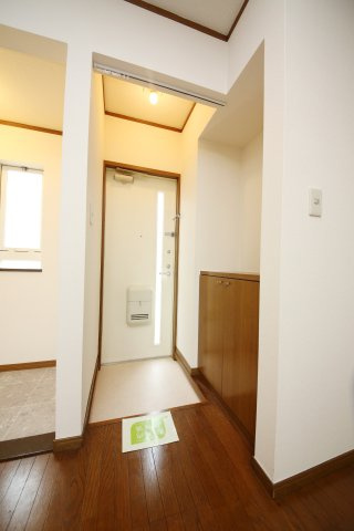 ドミールたかねB棟の玄関