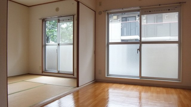 船橋市本中山７丁目の賃貸マンションの居間・リビング|スーパーが目の前にあります