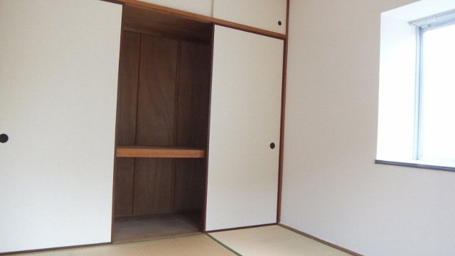 船橋市本中山７丁目の賃貸マンションの居間・リビング|目の前が敷地内駐車場になっており、人の目が届きます。