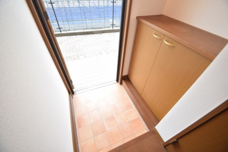 スマートＦⅡの玄関|上下に棚あります