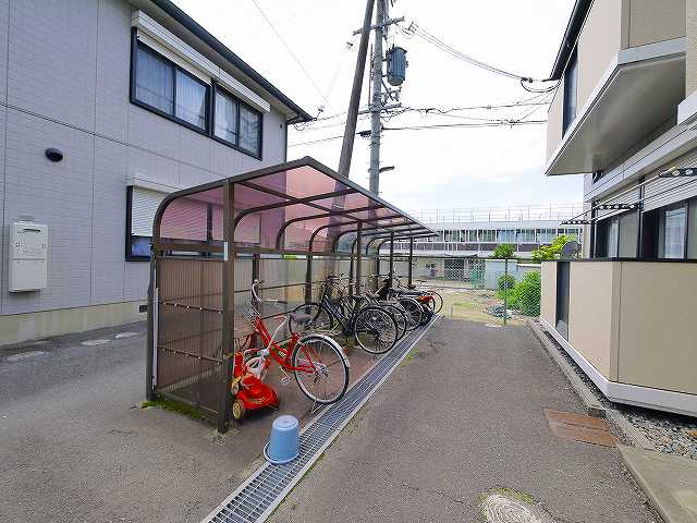 ハイツ松尾Cのその他共用部分|ゆったりとした駐輪スペース
