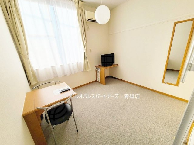 【居間・リビング】 | カノイヅカ | 1階はフローリング、2階以上はカーペットタイプとなります。