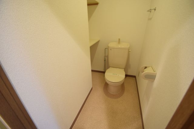 コリーナ柏井のトイレ|収納付き綺麗のトイレです