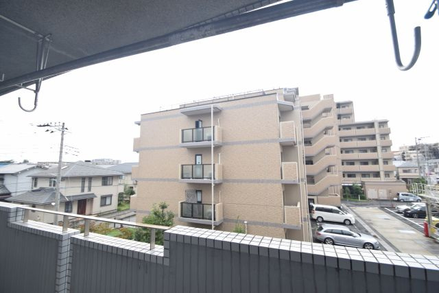 コリーナ柏井の展望|バルコニーの外は建物が目の前にありません。