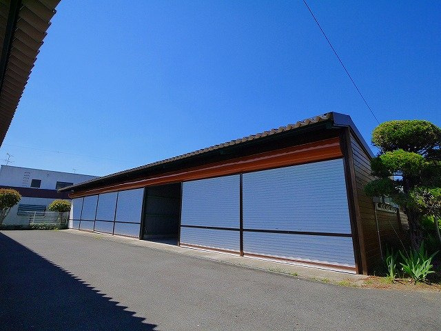 北岡シャッター付ガレージの外観