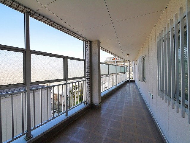 シャトー天理のエントランス|ガラス張りなので採光も良好です