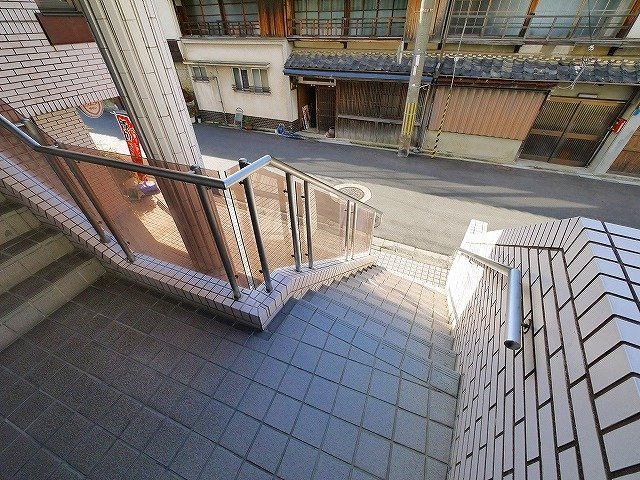 シャトー天理のその他共用部分|共用の昇降口です