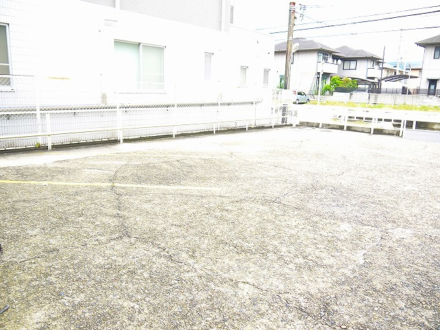 マンション楠の駐車場|駐車場に車を止められます