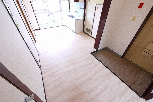 新町ハイツのキッチン|コンパクトなキッチンで掃除もラクラク
