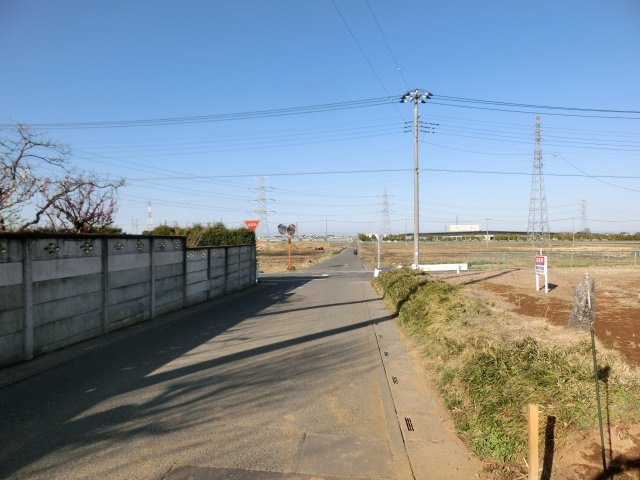 鴻巣市八幡田の売地の前面道路含む現地写真|北西側の前面道路の写真です。右側が物件になります。