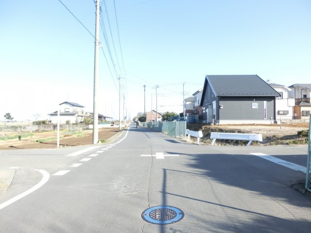 鴻巣市八幡田の売地の前面道路含む現地写真|道路と土地との間に水路があり、接道していないため、土地図には記載はありませんが北東側の道路の写真です。右側が物件です。