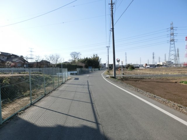 鴻巣市八幡田の売地の前面道路含む現地写真|北東側の道路の写真です。左側が物件です。
