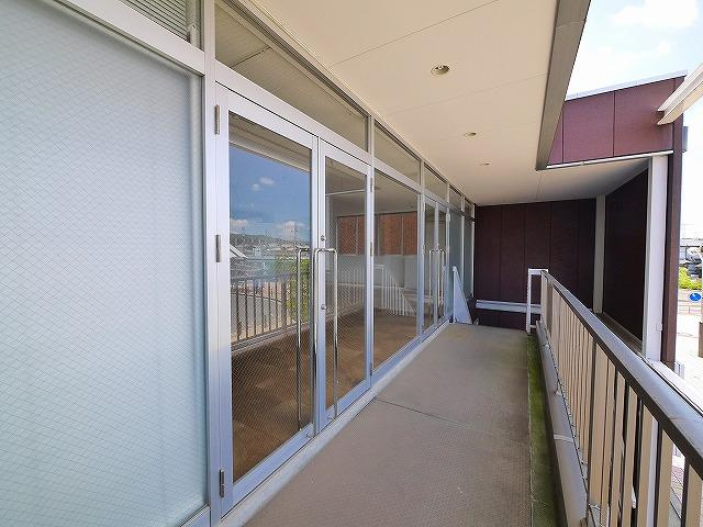 小泉町東テナントのエントランス