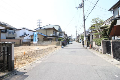 【前面道路含む現地写真】 | 伏見区桃山町大島　新築戸建　2区画 | 前道が6ｍある車通りの少ない住宅街ですので、車の出し入れがラクラク。