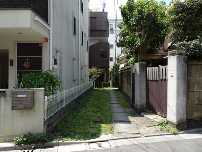 【その他共用部分】 | 岡本ハイツ | 岡本ハイツ　ここを中に入った所に物件があります