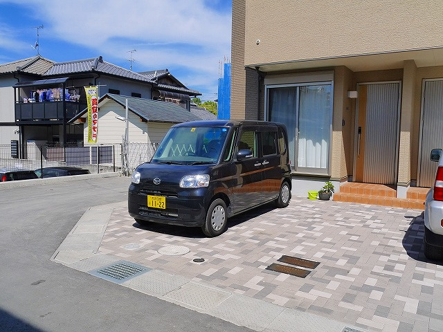 クレア・ド・ルーン高畑Aの駐車場|車をお持ちの方に嬉しい駐車場付きの物件です