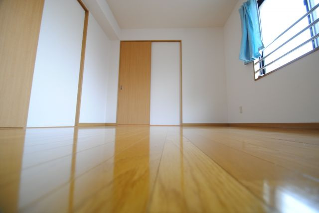 ソレイユ合川の洋室