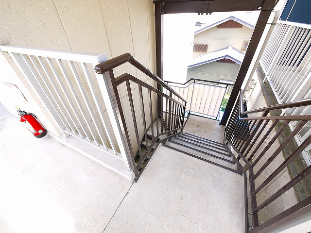 コーポ三和新大宮Ⅱ号館のエントランス