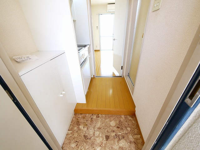 コーポ三和新大宮Ⅱ号館の玄関