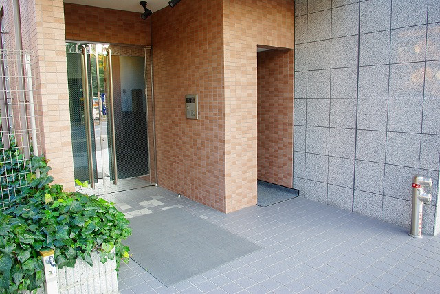 グランディス朱雀のエントランス|毎日通るエントランスはこのようになっています