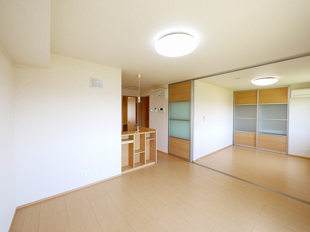 ブロッサムコートの内装|落ち着いた色調の洋室です