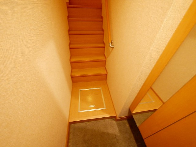 ブロッサムコートの玄関|階段