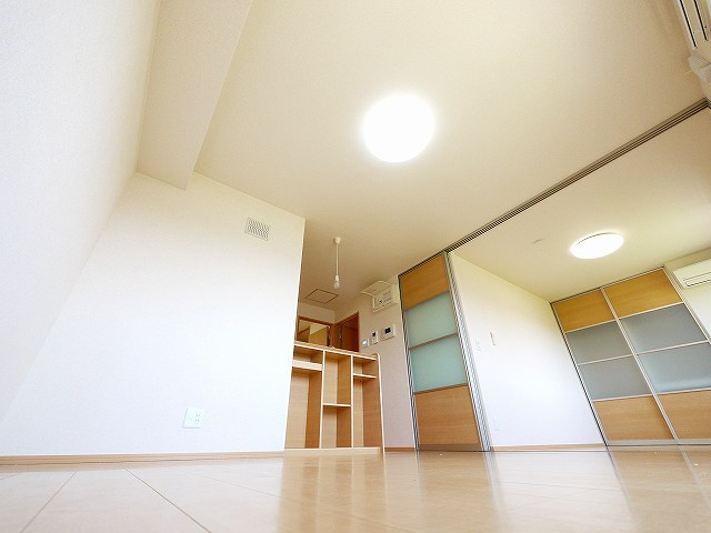 ブロッサムコートの洋室|ゆったり過ごせるリビングです