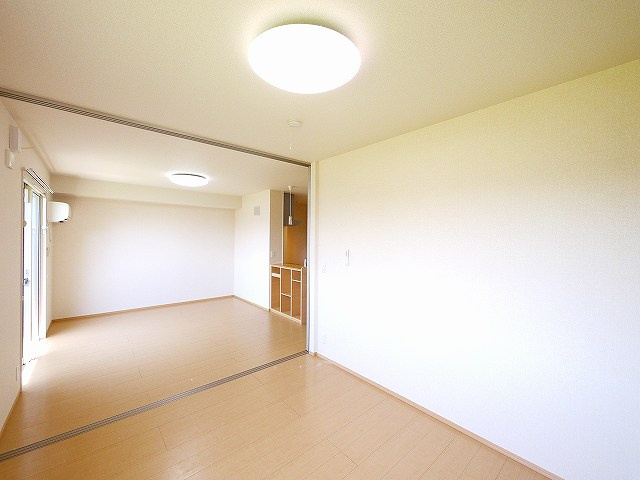 ブロッサムコートの居間・リビング|コンパクトで使いやすい洋室です