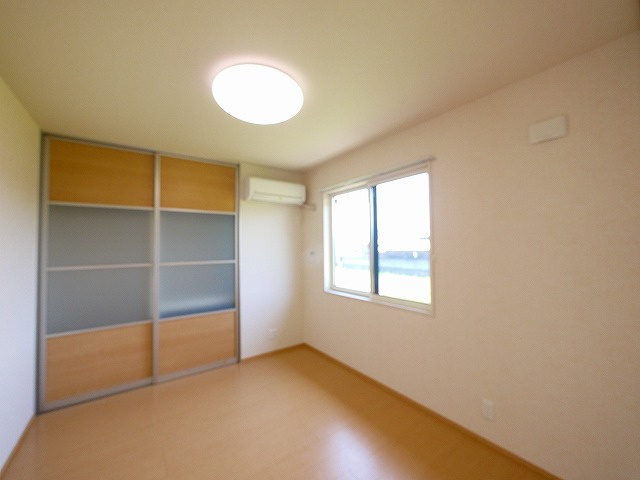 ブロッサムコートの洋室|落ち着いた色調の寝室です