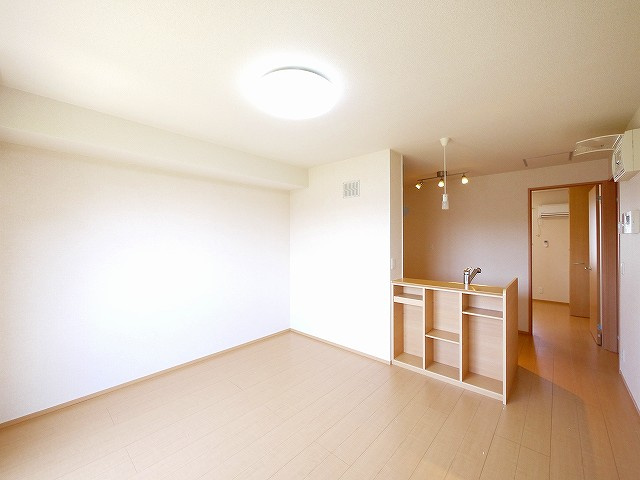 ブロッサムコートの居間・リビング|こちらの居間で趣味の時間をお楽しみください