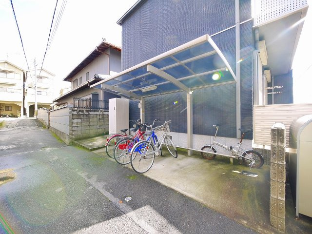 グレイシャス春日のその他共用部分|ゆったりとした駐輪スペース。