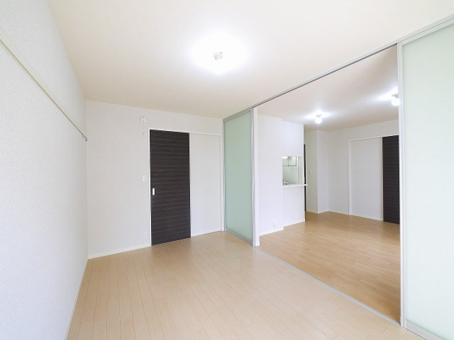 グレイシャス春日の洋室|ゆったりした洋室です