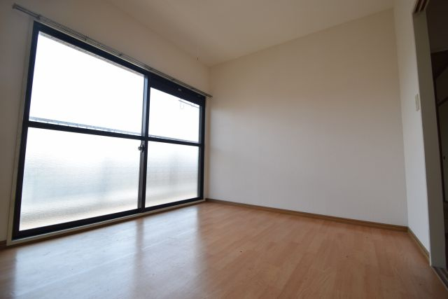 ライオンズマンション市川本八幡壱番館の居間・リビング|東側洋室　朝日がしっかり入ります！