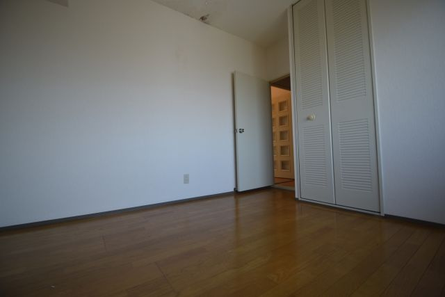 ライオンズマンション市川本八幡壱番館の寝室|玄関横洋室