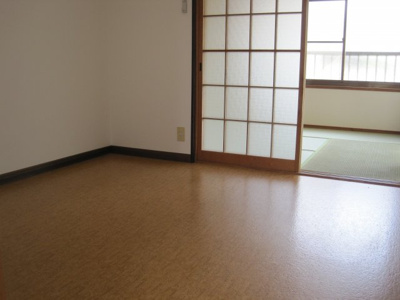 【洋室】 | 畠敷ハイツ | 玄関すぐの洋室