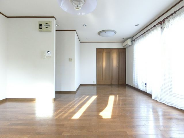 酒井ハイツの居間・リビング