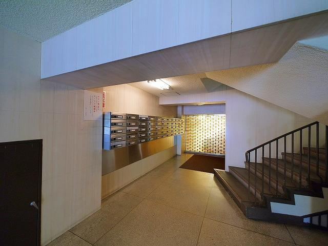 秋篠サンパレス2号棟のエントランス|清潔なエントランスです