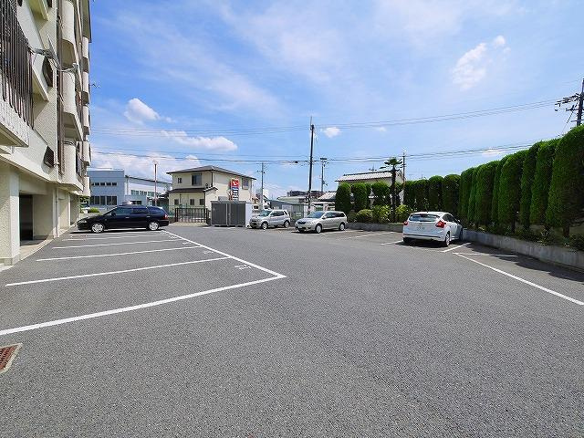 秋篠サンパレス2号棟の駐車場|駐車場に車を止められます