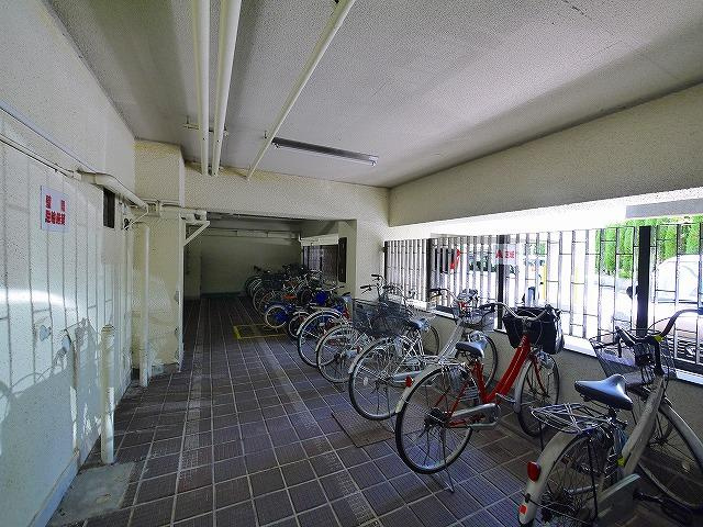 秋篠サンパレス2号棟のその他共用部分|屋内に駐輪場が有ります