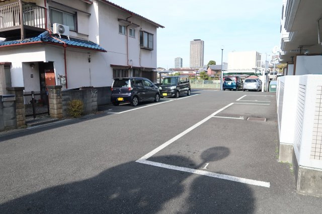 メナール香里園の駐車場|敷地内駐車場