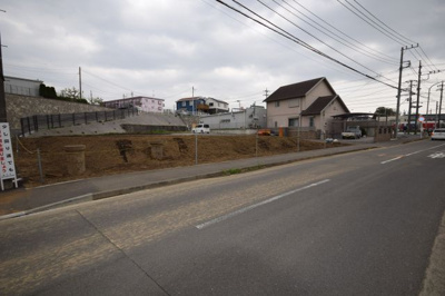 【前面道路含む現地写真】 | ＭＬＨ下土棚全４区画（条件付き売地）-NO.4 | 藤沢市で新築戸建を建てたい！自分で間取りを考えたい！フリープランで建物を建てたい！
ある程度の予算で新築戸建を探したい！という方は湘南ハウジングへお問合せ下さい☆