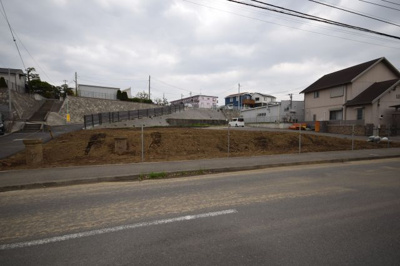 【前面道路含む現地写真】 | ＭＬＨ下土棚全４区画（条件付き売地）-NO.4 | 藤沢市で新築戸建を建てたい！自分で間取りを考えたい！フリープランで建物を建てたい！
ある程度の予算で新築戸建を探したい！という方は湘南ハウジングへお問合せ下さい☆