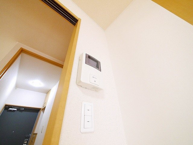 ヒムスプルーニェのセキュリティ|モニター付きインターホンです