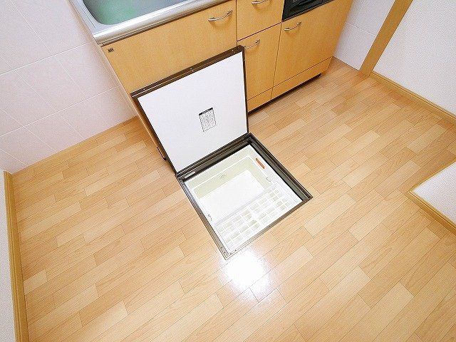 ヒムスプルーニェの収納|キッチンに床下収納があります