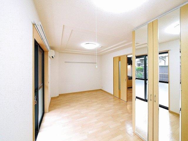 ヒムスプルーニェの洋室|広々とした洋室です