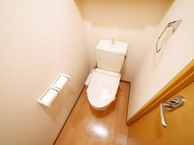 ヒムスプルーニェのトイレ|落ち着いた色調のトイレです